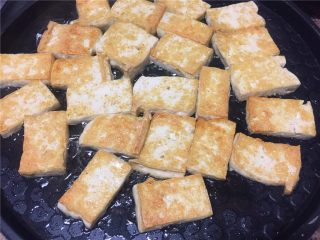 4、黄豆芽炒煎豆腐,豆腐用电饼铛或者平底锅煎至两面金黄,夹出备用。