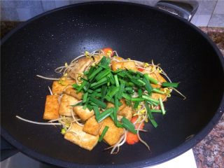 11、黄豆芽炒煎豆腐,放入韭菜翻炒10秒。