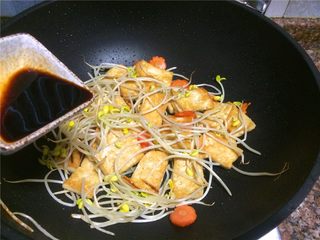 10、黄豆芽炒煎豆腐,浇入料汁翻炒10秒。