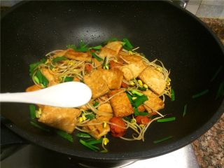 12、黄豆芽炒煎豆腐,放入适量盐翻炒5秒即可出锅。