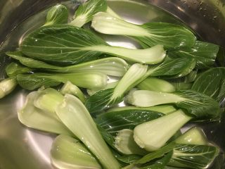 1、羊肉面片,青菜洗净备用