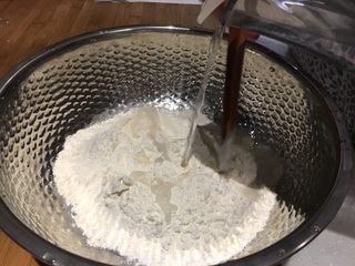 2、羊肉面片,面粉逐渐加水用筷子搅拌