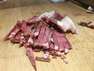 4、羊肉面片,此时准备羊肉，切丝