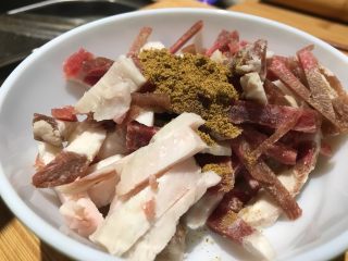 5、羊肉面片,加入十三香盐