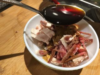 6、羊肉面片,加入料酒，生抽