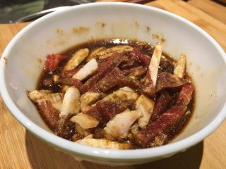 7、羊肉面片,搅拌均匀加入葱姜末