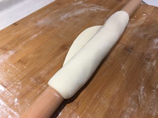 8、羊肉面片,取出面团擀开