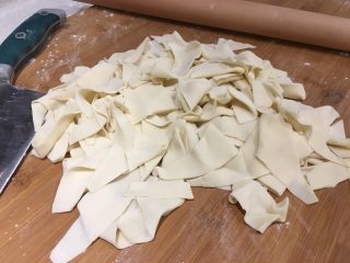 12、羊肉面片,松手将面片抓散