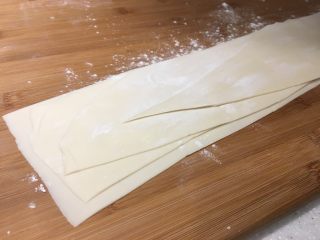 10、羊肉面片,面团擀成大张薄片，反复叠起来