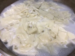 14、羊肉面片,放入面片，大火开锅