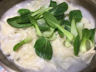 15、羊肉面片,加入洗好的青菜
