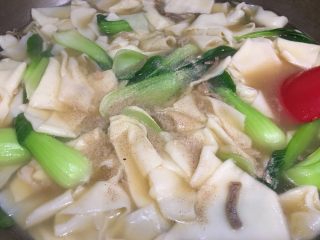 16、羊肉面片,倒入腌制好的羊肉，撒少量白胡椒粉，搅拌均匀即可