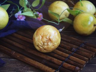 3、冬喝金色百香果蜂蜜茶,金色百香果的表皮磕碰后的伤痕会变成褐色，不影响食用。 金色百香果摘下来后放的时间长了与空气接触后发蔫，甚至有蔫褶，也不影响食用，表皮越蔫越好吃，甜度越大。 还是建议趁新鲜时把它打理好。我是趁着新鲜留一小部分直接吃，其余的部分都把果肉挖出来，放在小瓶子（保鲜盒）里，放入冰箱保存。