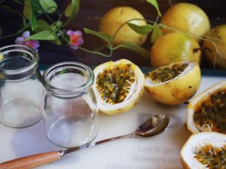 8、冬喝金色百香果蜂蜜茶,除了直接食用金色百香果以外，我们还可以用它做各种茶饮，比如金色百香果蜂蜜茶饮。 做茶饮之前我们首先要清洗干净小瓶子，沥干水分，有条件的话高温消毒一下小瓶子，然后把金色百香果对半切开备用。