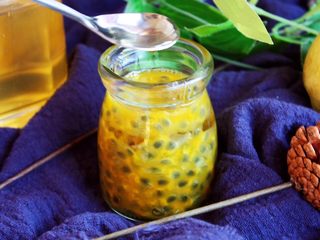 11、冬喝金色百香果蜂蜜茶,然后用小勺加入蜂蜜，加到瓶子满满的位置。