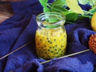 10、冬喝金色百香果蜂蜜茶,用小勺挖出金色百香果的果肉放在小瓶子里，放置到瓶子的五分之四处即可。