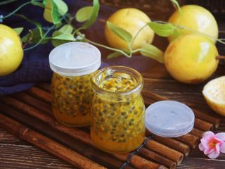 12、冬喝金色百香果蜂蜜茶,装瓶后蜂蜜会下沉到瓶子的底部，属于正常现象，如图所示的样子。