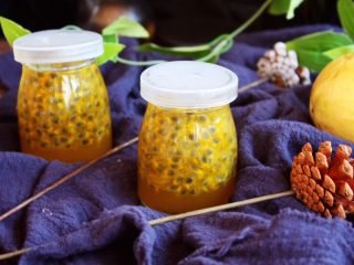 14、冬喝金色百香果蜂蜜茶,金色百香果蜂蜜茶饮做好了后盖上盖儿，放入冰箱冷藏，保鲜期为一周，请尽快食用。不急着食用的请放在冰箱的冷冻室冷冻，食用前提前解冻。