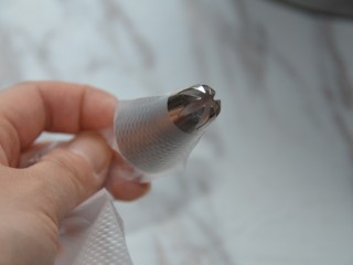 2、火龙果酸奶溶豆,裱花嘴装进裱花袋，放进冰箱冷藏待用