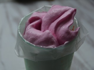 16、火龙果酸奶溶豆,装入裱花袋中。