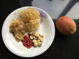 1、银耳百合雪梨汤,准备食材