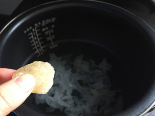 4、银耳百合雪梨汤,电饭煲放水、银耳选择煮粥，煮开后放冰糖