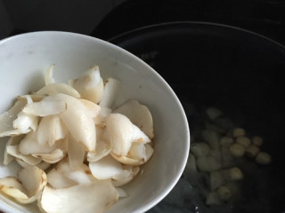 6、银耳百合雪梨汤,放入百合、枸杞