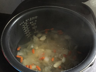 7、银耳百合雪梨汤,煮到浓稠即可