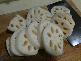 1、莲藕鸡汤,莲藕切大片。