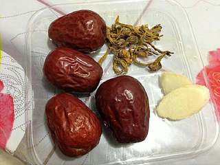 2、莲藕鸡汤, 准备好红枣、石斛，姜切2片。