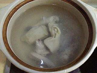 3、莲藕鸡汤, 鸡肉焯不后放入煮开水的砂锅中。