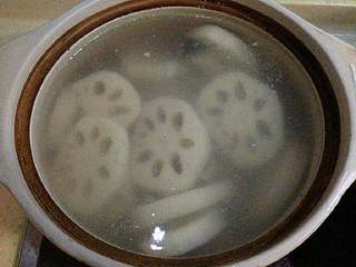 4、莲藕鸡汤,同时放入莲藕。