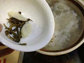 5、莲藕鸡汤,同时放入姜和石斛。大火煮开，转中小火煲半小时。