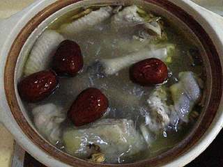 6、莲藕鸡汤,然后加入红枣。我这个是很大的枣，4个够了，如果是小个的加多些。再继续煲1小时。