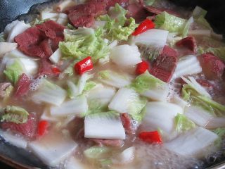 8、开胃火辣牛肉粉丝大锅炖,放入切好的大白菜炖煮开后再多熬2分钟