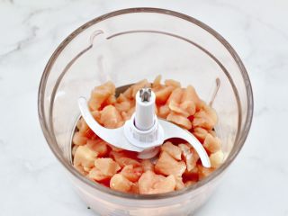 2、鸡肉黄瓜小笼包,鸡胸肉洗净后切小丁放入绞肉机里。