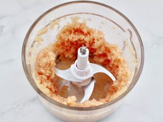 3、鸡肉黄瓜小笼包,绞打成泥状即可。