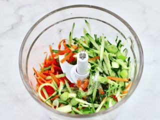 4、鸡肉黄瓜小笼包,黄瓜和胡萝卜先擦丝，小葱切碎后放入绞肉机里。