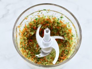 5、鸡肉黄瓜小笼包,绞成碎末即可。