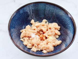 6、鸡肉黄瓜小笼包,取一个大一点的容器，放入绞好多鸡肉，加入生抽和花椒粉，适量的盐和鸡精调味。