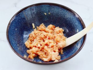 7、鸡肉黄瓜小笼包,把所有的食材混合顺时针方向搅拌上劲。