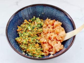 8、鸡肉黄瓜小笼包,这个时候加入绞碎的黄瓜胡萝卜碎。