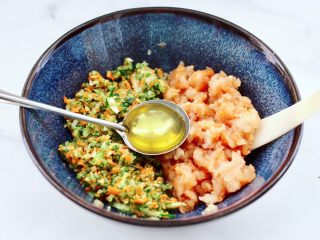 9、鸡肉黄瓜小笼包,加入花生油。