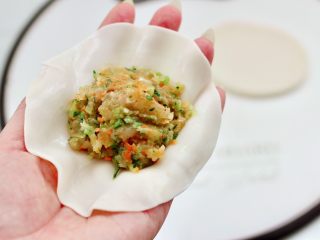 11、鸡肉黄瓜小笼包,饺子皮用擀面杖再擀的薄一些，放入适量的馅料。