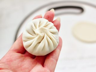 12、鸡肉黄瓜小笼包,包成自己喜欢的模样即可。