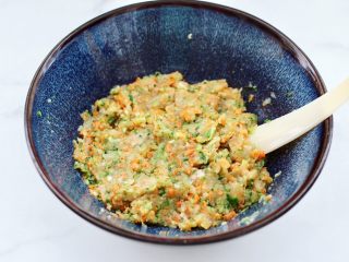 10、鸡肉黄瓜小笼包,把所有的食材全部混合搅拌均匀。