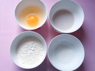 1、网格蛋饼,准备好所需食材。