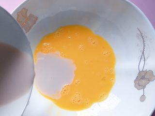 3、网格蛋饼,加入早餐红枣牛奶