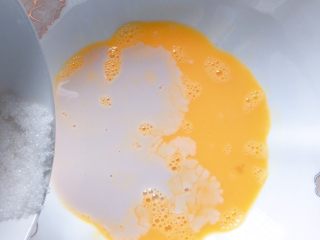 4、网格蛋饼,加入绵白糖