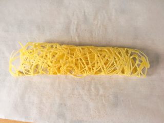 12、网格蛋饼,面糊凝固就熟了（不要过火，过火了会一卷就碎了），趁热卷起来